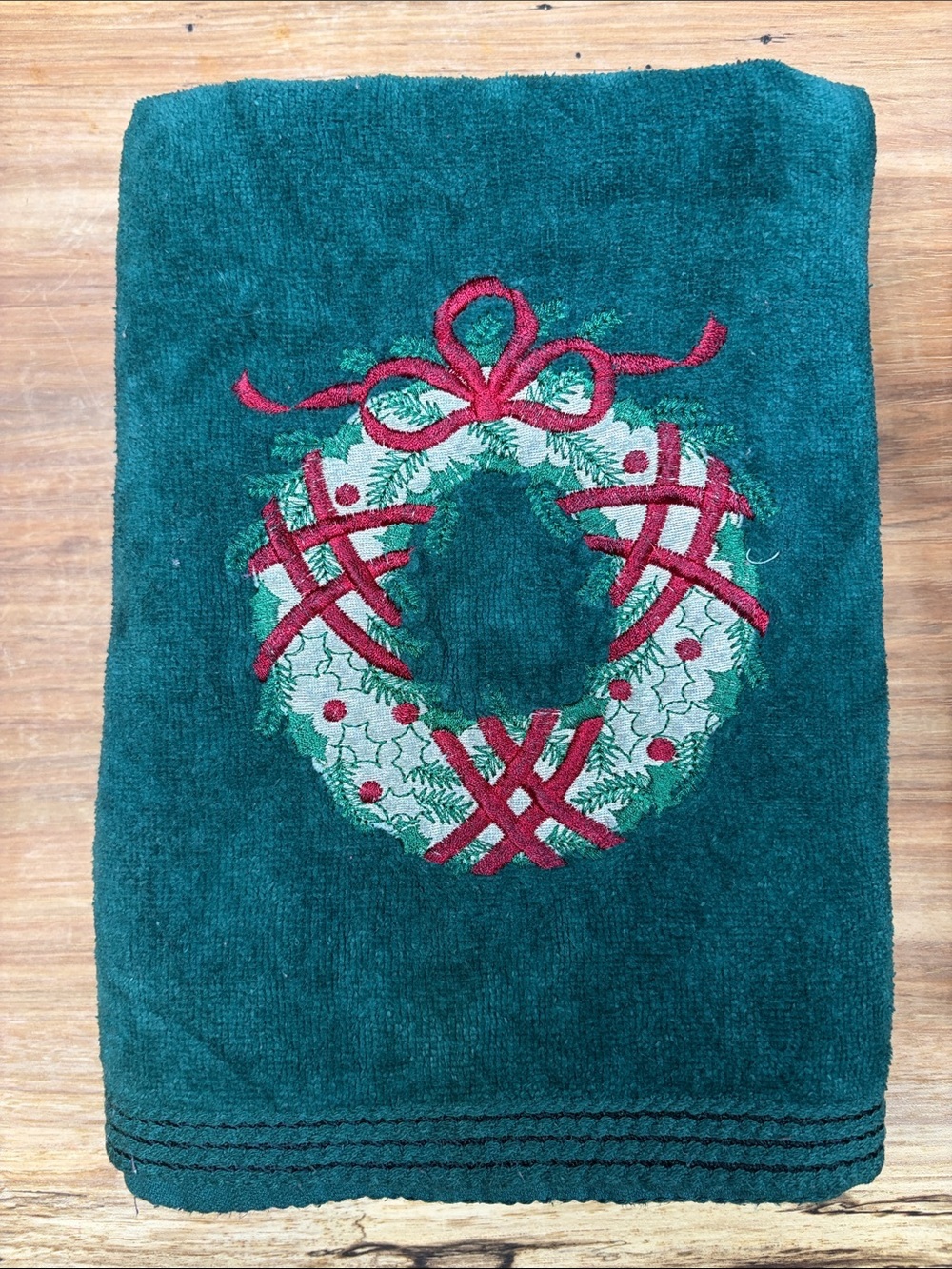 Vintage Kemp Beatley Christmas Towel Set Green Embroidered Holly Wreath Bow 2pc - Picture 2 of 3